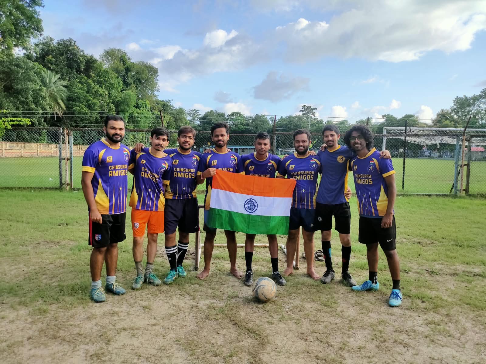 Chinsurah Amigos players posing together